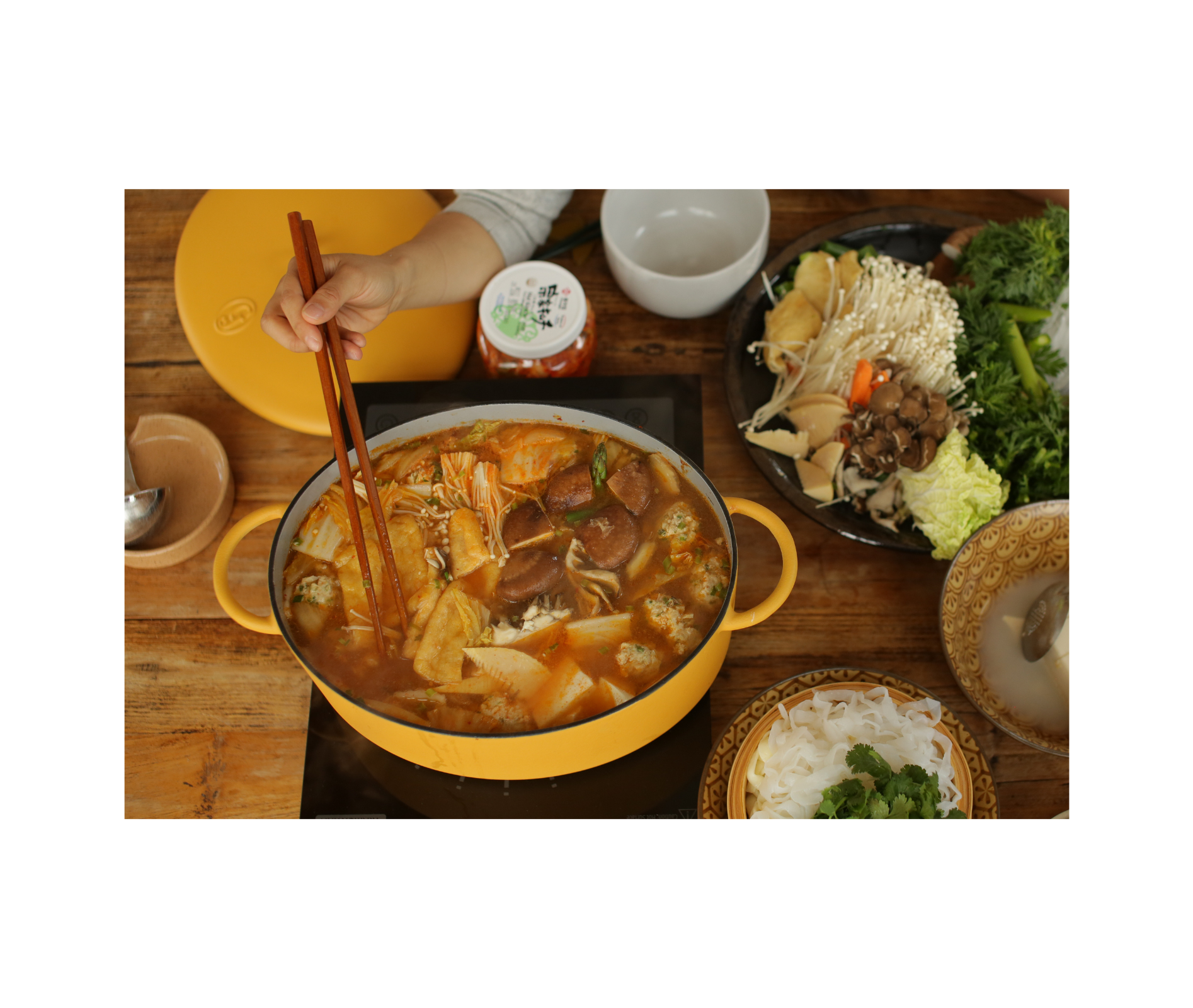 03-family-style-mustard-lifestyle_fb0fc245-7e5c-44f2-8201-56394e6a26c6.png